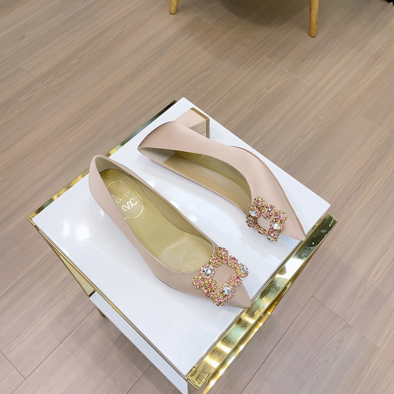 Svadobné dámske vysoké podpätky, špičatý nos, saténové vrchné, hrubý podpätok, 3-5 cm výška podpätku, gumová podrážka