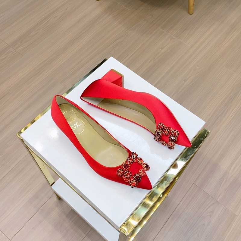 Svadobné dámske vysoké podpätky, špičatý nos, saténové vrchné, hrubý podpätok, 3-5 cm výška podpätku, gumová podrážka