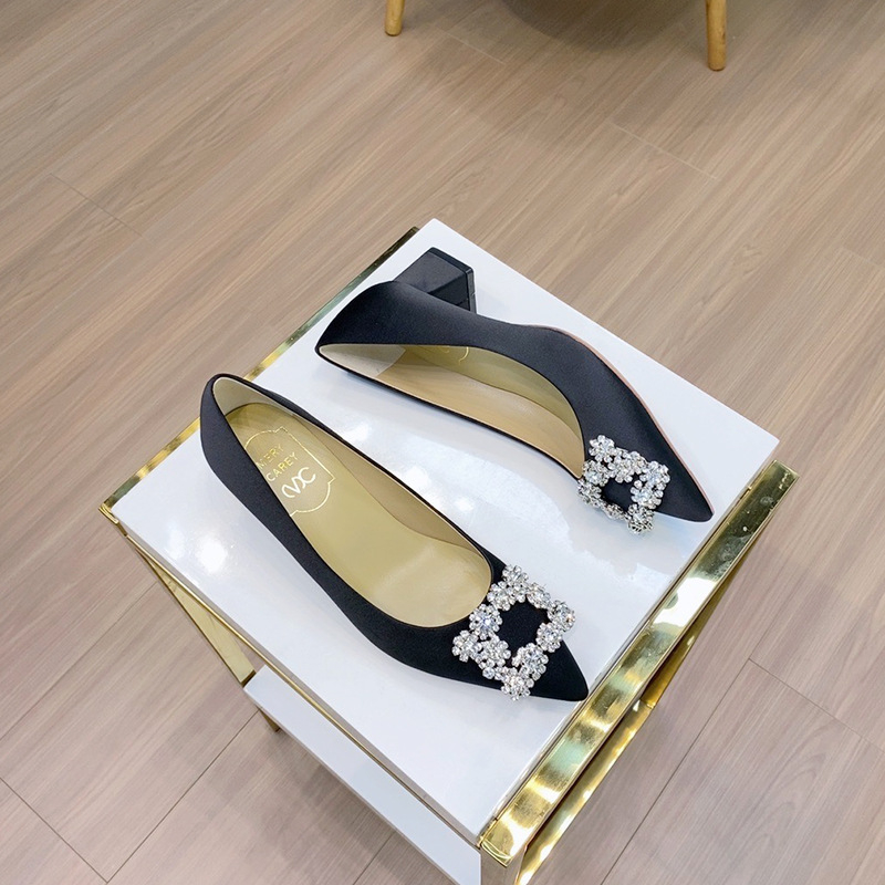 Svadobné dámske vysoké podpätky, špičatý nos, saténové vrchné, hrubý podpätok, 3-5 cm výška podpätku, gumová podrážka