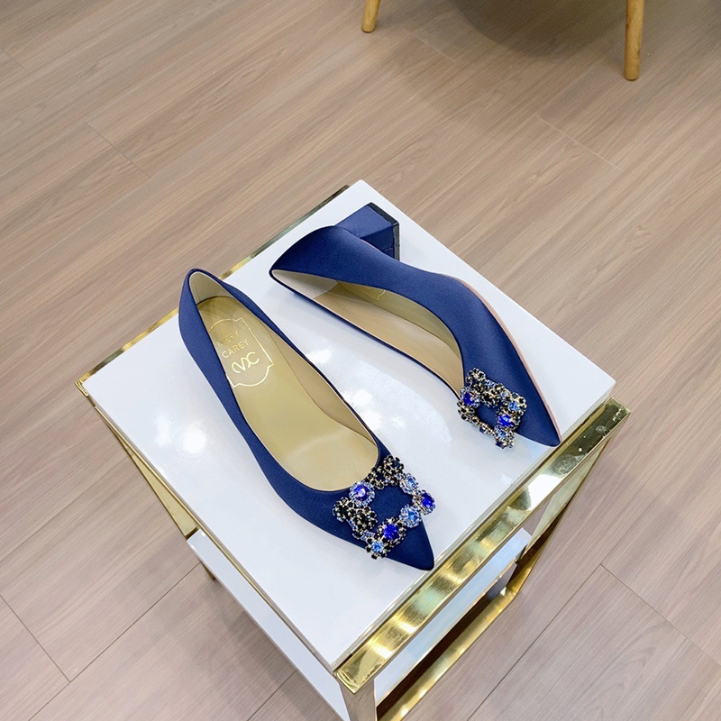 Svadobné dámske vysoké podpätky, špičatý nos, saténové vrchné, hrubý podpätok, 3-5 cm výška podpätku, gumová podrážka