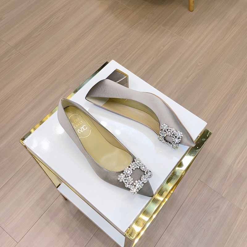 Svadobné dámske vysoké podpätky, špičatý nos, saténové vrchné, hrubý podpätok, 3-5 cm výška podpätku, gumová podrážka