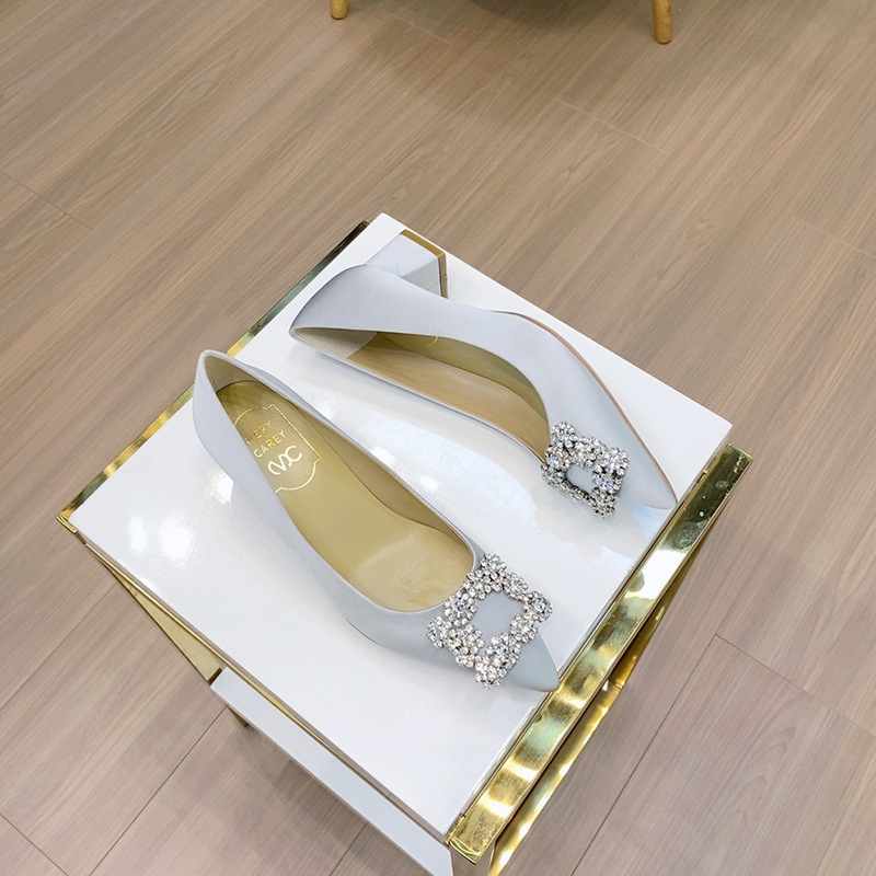 Svadobné dámske vysoké podpätky, špičatý nos, saténové vrchné, hrubý podpätok, 3-5 cm výška podpätku, gumová podrážka