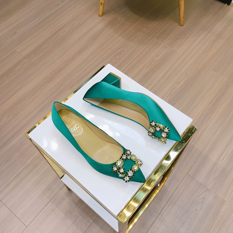 Svadobné dámske vysoké podpätky, špičatý nos, saténové vrchné, hrubý podpätok, 3-5 cm výška podpätku, gumová podrážka