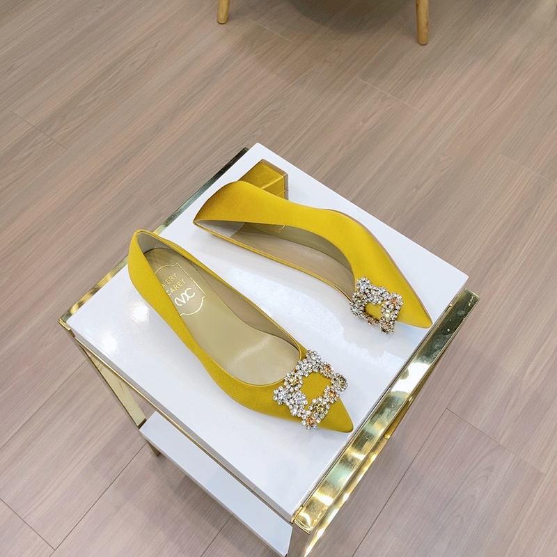 Svadobné dámske vysoké podpätky, špičatý nos, saténové vrchné, hrubý podpätok, 3-5 cm výška podpätku, gumová podrážka