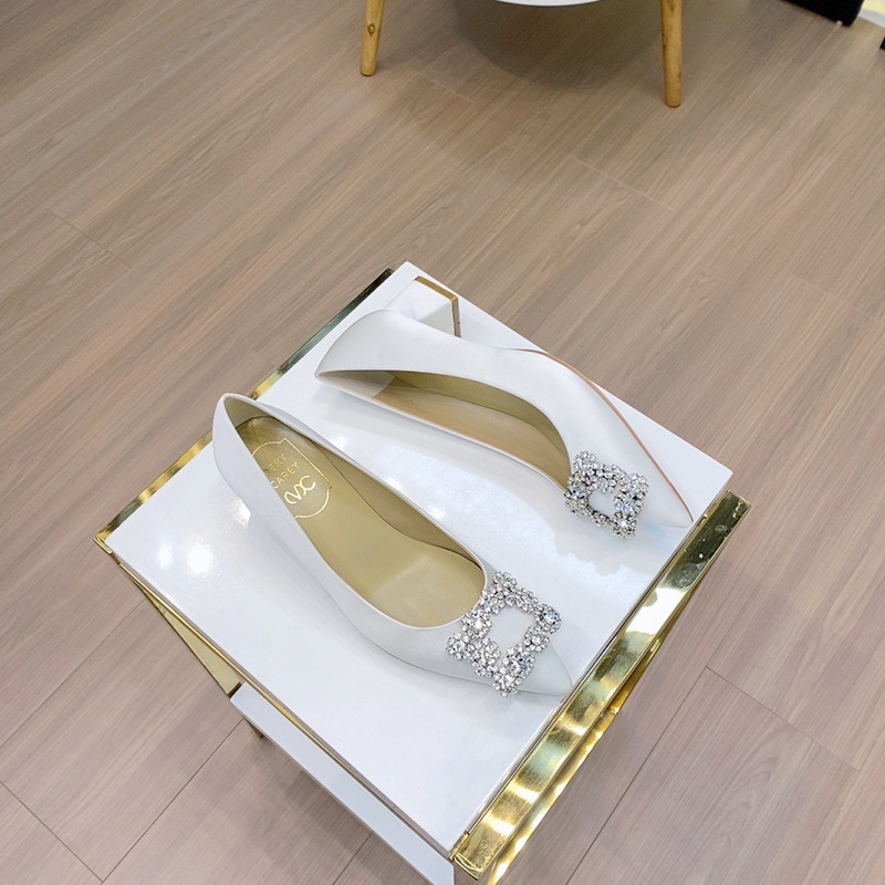 Svadobné dámske vysoké podpätky, špičatý nos, saténové vrchné, hrubý podpätok, 3-5 cm výška podpätku, gumová podrážka