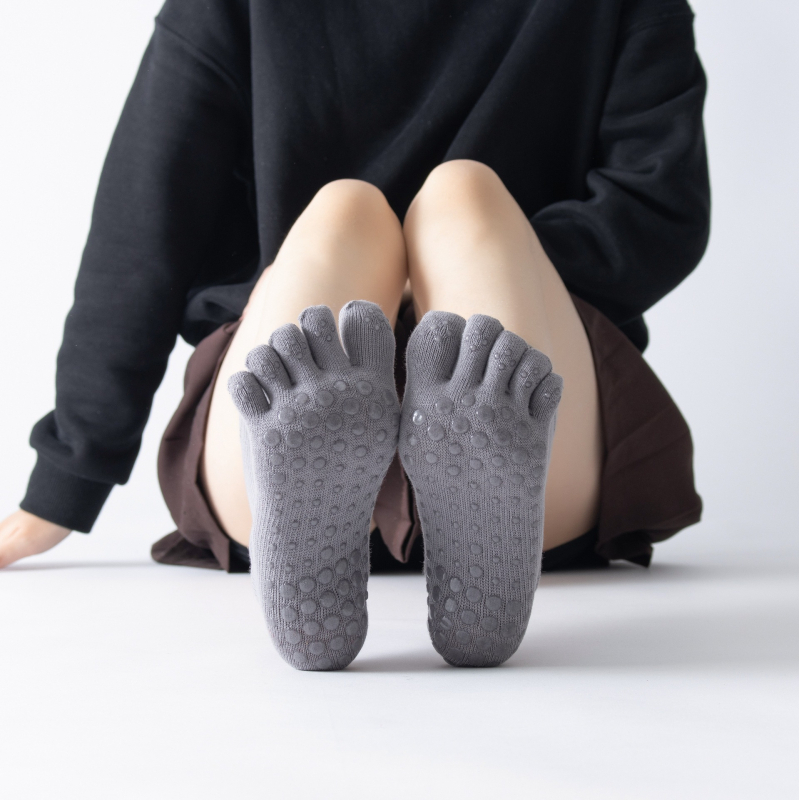 Petoprstne joga čarape srednje dužine, mikro pritiskom, protuklizne, antibakterijske, upijaju znoj, deodorirajuće, za jogu, pilates i ples po podlozi; pamuk 80–90%