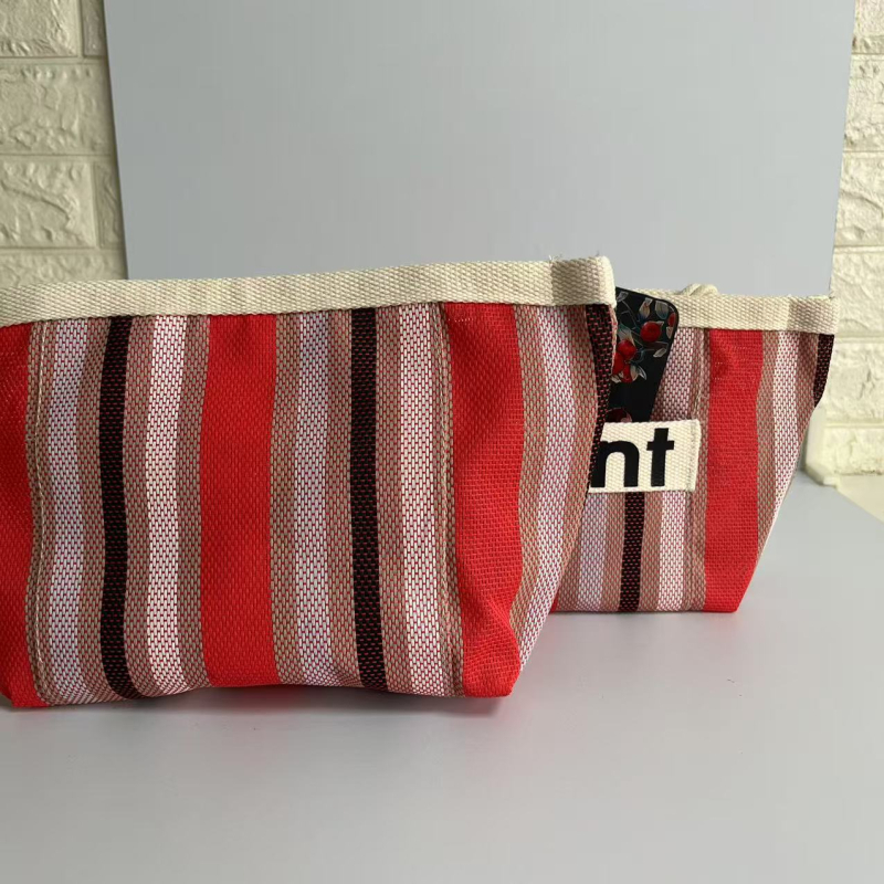 PVC kozmetikai táska betűs mintával, bélés nélküli, légáteresztő és bővíthető, nőknek