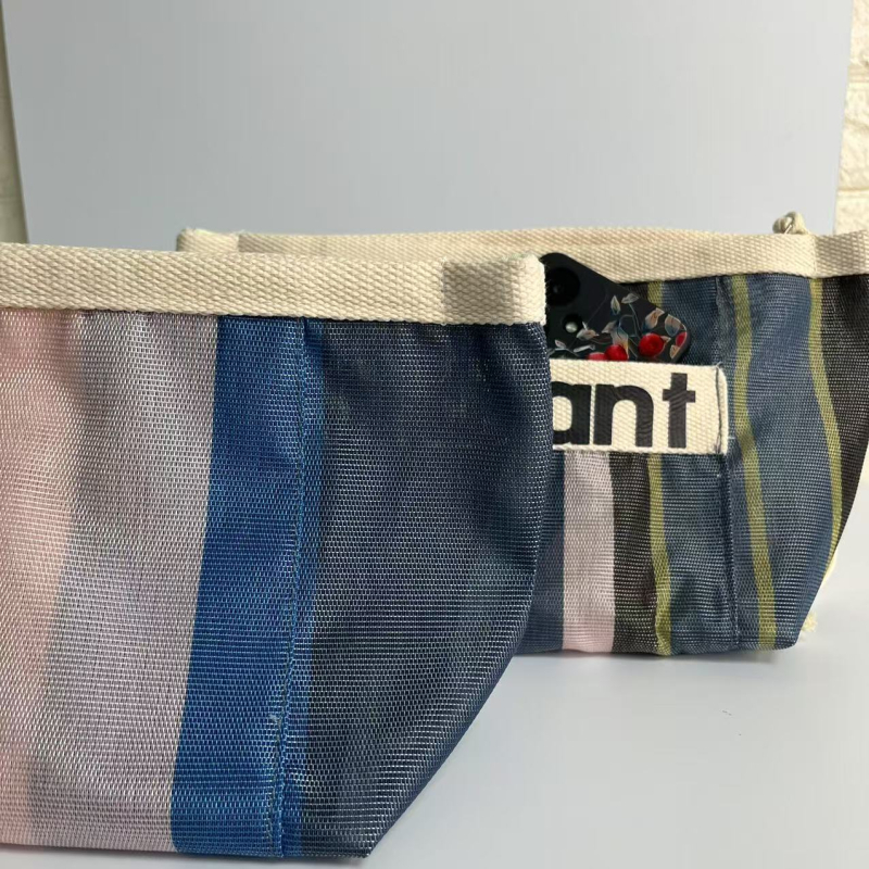 PVC kozmetikai táska betűs mintával, bélés nélküli, légáteresztő és bővíthető, nőknek