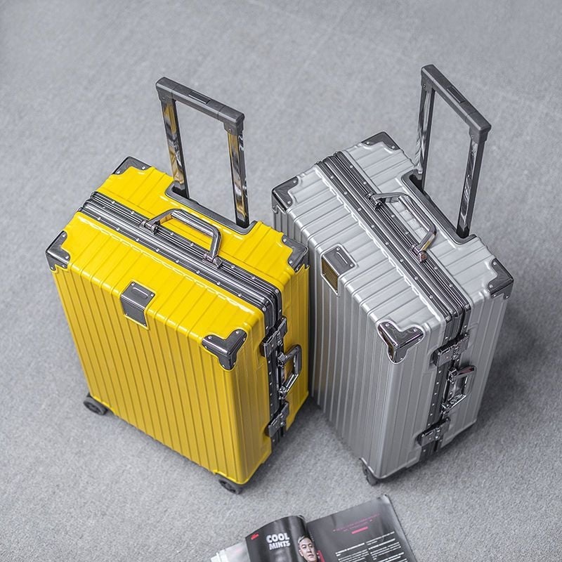 Cestovný kufor z hliníkovej zliatiny s zapínaním na zips, univerzálne kolieska, zámok s visacím zámkom, predné otvorenie s držiakom na pohár