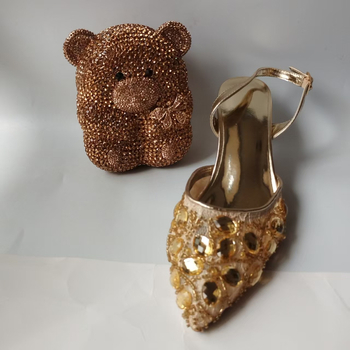 Дамски сандали с кристали, остър нос, горна част от раздвоена кожа, закопчаване с катарама, PU подплата, 3–6 см среден клин