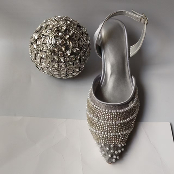 Дамски сандали с кристали, остър нос, горна част от раздвоена кожа, закопчаване с катарама, PU подплата, 3–6 см среден клин