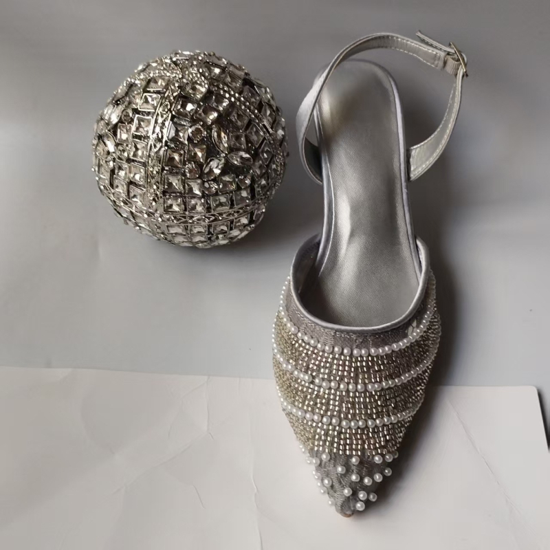 Дамски сандали с кристали, остър нос, горна част от раздвоена кожа, закопчаване с катарама, PU подплата, 3–6 см среден клин