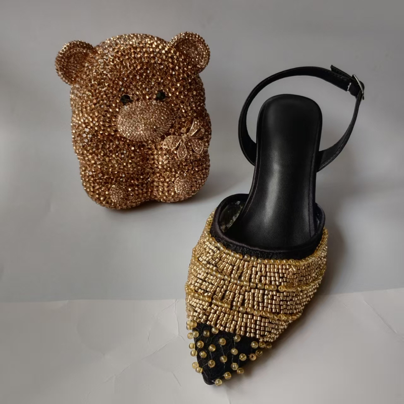 Дамски сандали с кристали, остър нос, горна част от раздвоена кожа, закопчаване с катарама, PU подплата, 3–6 см среден клин