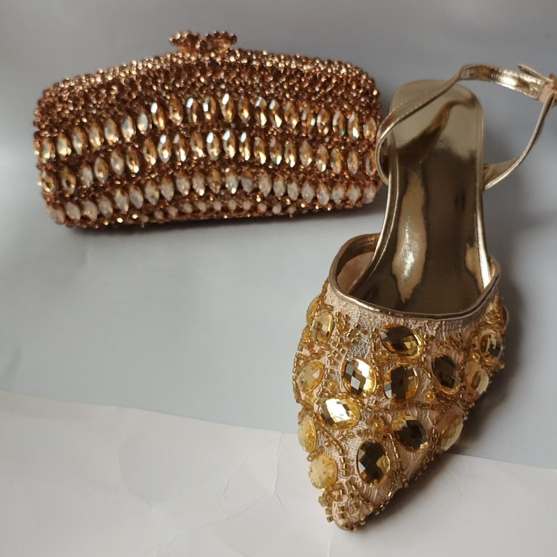 Дамски сандали с кристали, остър нос, горна част от раздвоена кожа, закопчаване с катарама, PU подплата, 3–6 см среден клин