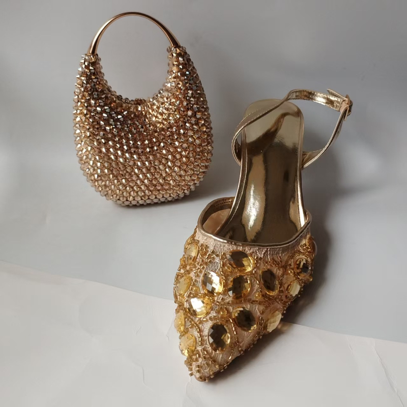 Дамски сандали с кристали, остър нос, горна част от раздвоена кожа, закопчаване с катарама, PU подплата, 3–6 см среден клин