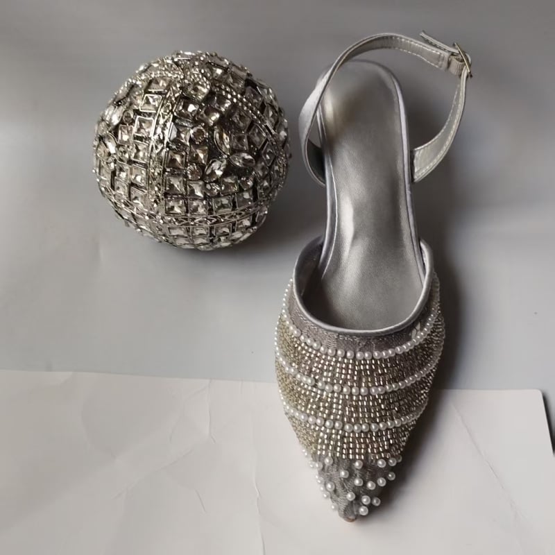 Дамски сандали с кристали, остър нос, горна част от раздвоена кожа, закопчаване с катарама, PU подплата, 3–6 см среден клин