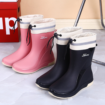 Ženske kišne čizme s PVC gornjim dijelom, srednja duljina cijevi, ravni potpetica, slip-on
