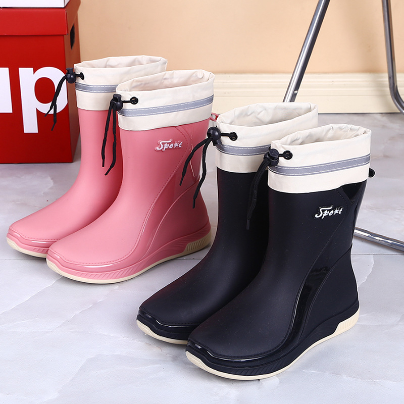 Ženske kišne čizme s PVC gornjim dijelom, srednja duljina cijevi, ravni potpetica, slip-on