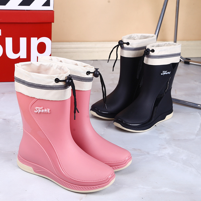 Ženske kišne čizme s PVC gornjim dijelom, srednja duljina cijevi, ravni potpetica, slip-on