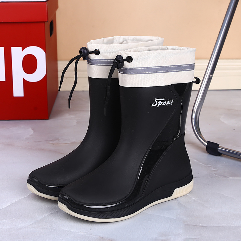 Ženske kišne čizme s PVC gornjim dijelom, srednja duljina cijevi, ravni potpetica, slip-on