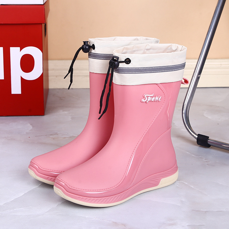 Ženske kišne čizme s PVC gornjim dijelom, srednja duljina cijevi, ravni potpetica, slip-on