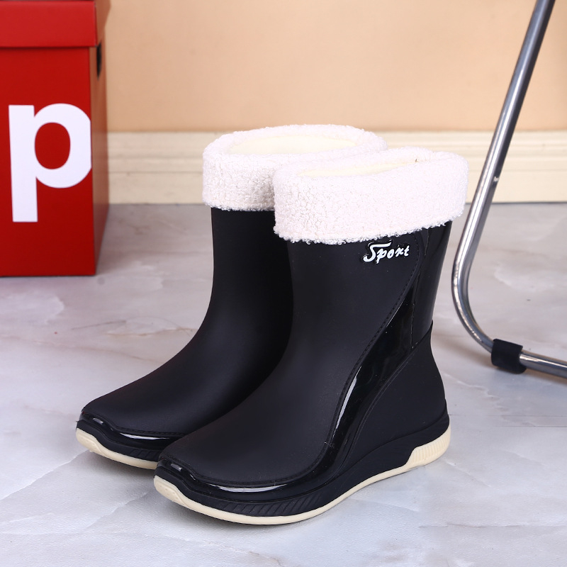 Ženske kišne čizme s PVC gornjim dijelom, srednja duljina cijevi, ravni potpetica, slip-on