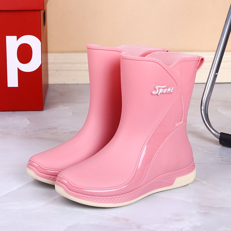Ženske kišne čizme s PVC gornjim dijelom, srednja duljina cijevi, ravni potpetica, slip-on