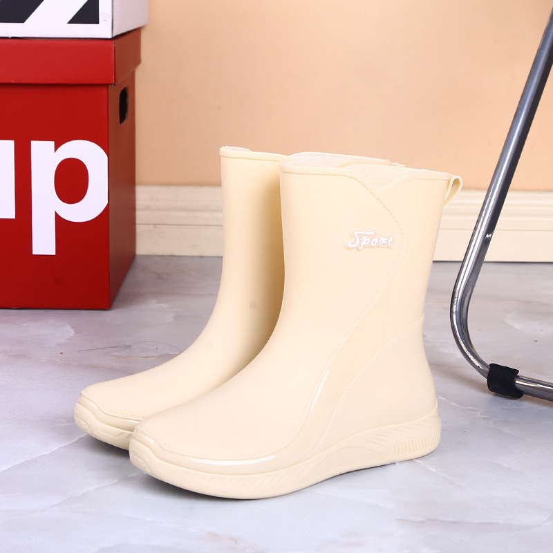 Ženske kišne čizme s PVC gornjim dijelom, srednja duljina cijevi, ravni potpetica, slip-on