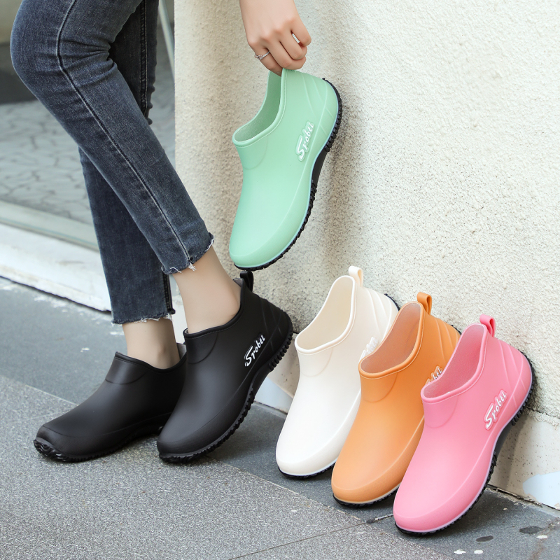 Női PVC esőcsizmák, alacsony szár, lapos sarok, egybeöntött kivitel, egyszínű
