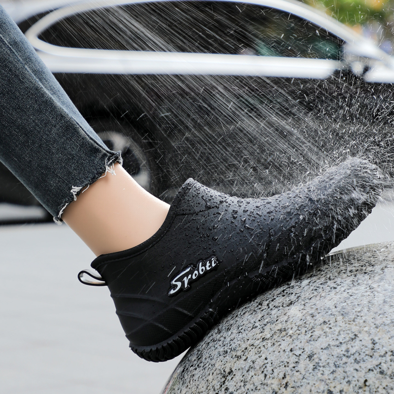 Női PVC esőcsizmák, alacsony szár, lapos sarok, egybeöntött kivitel, egyszínű