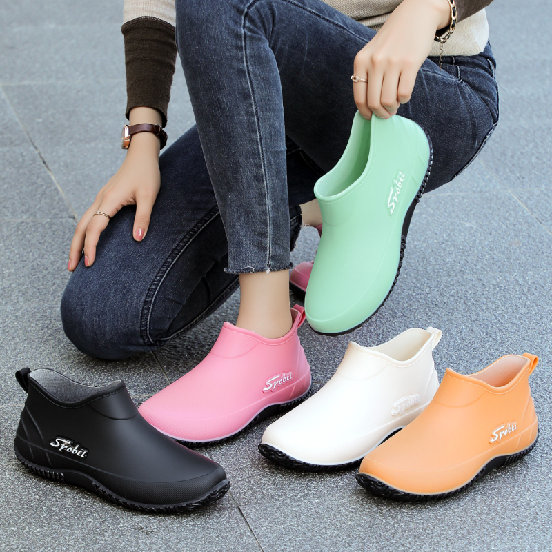 Női PVC esőcsizmák, alacsony szár, lapos sarok, egybeöntött kivitel, egyszínű