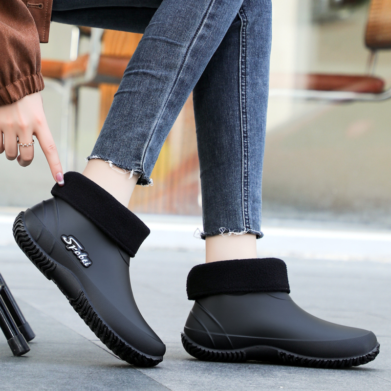 Női PVC esőcsizmák, alacsony szár, lapos sarok, egybeöntött kivitel, egyszínű