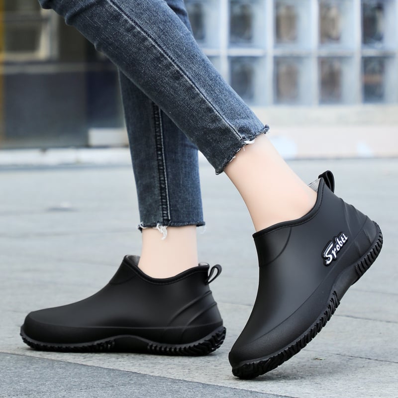 Női PVC esőcsizmák, alacsony szár, lapos sarok, egybeöntött kivitel, egyszínű