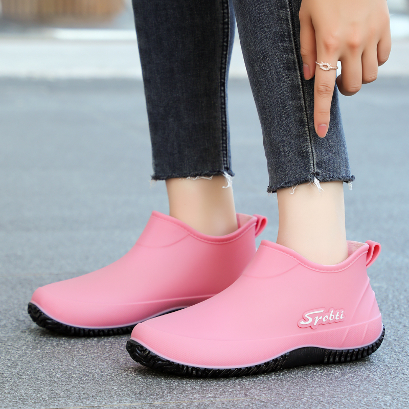 Női PVC esőcsizmák, alacsony szár, lapos sarok, egybeöntött kivitel, egyszínű