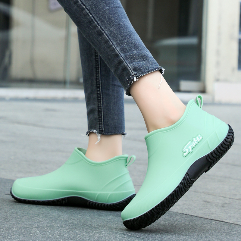 Női PVC esőcsizmák, alacsony szár, lapos sarok, egybeöntött kivitel, egyszínű