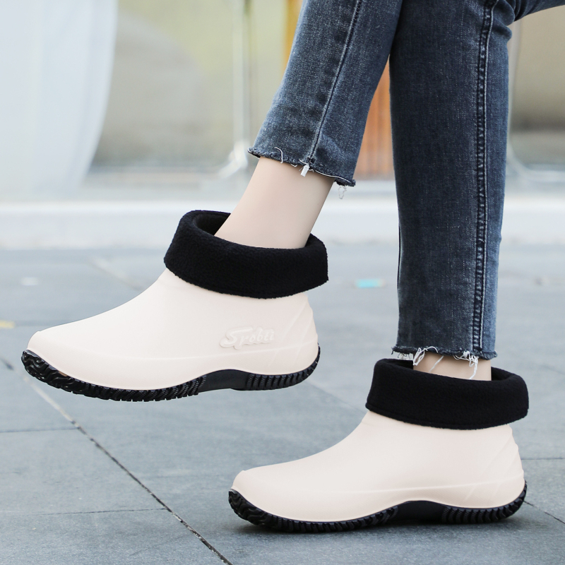 Női PVC esőcsizmák, alacsony szár, lapos sarok, egybeöntött kivitel, egyszínű