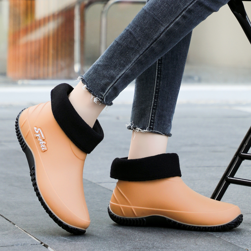 Női PVC esőcsizmák, alacsony szár, lapos sarok, egybeöntött kivitel, egyszínű