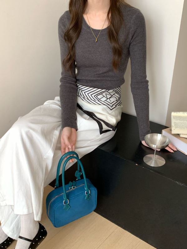 Γυναικείος πλεκτός πουλόβερ με κουκούλα, μεσαία πυκνότητα, χαμηλό στρογγυλό ντεκολτέ, μακριά μανίκια