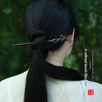 Clema de păr din lemn gravată cu floare de prune, în stil chinezesc (Material: Lemn; Stil: Chinezesc; Procesare: Gravare; Formă: Flori)