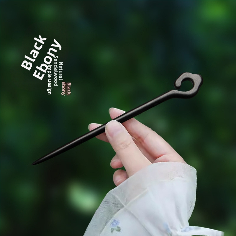 Clema de păr din lemn gravată cu floare de prune, în stil chinezesc (Material: Lemn; Stil: Chinezesc; Procesare: Gravare; Formă: Flori)