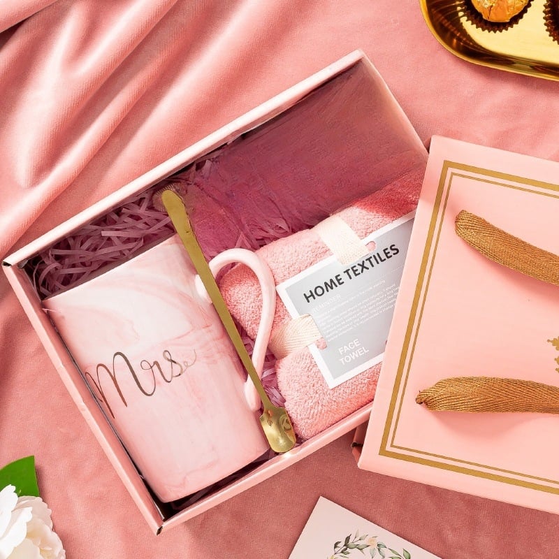 Κεραμικό φλιτζάνι, πενταμελής δώρο σετ σε κουτί δώρου, κυλινδικού σχήματος, με λαβή, κουταλάκι και κορδόνι μεταφοράς