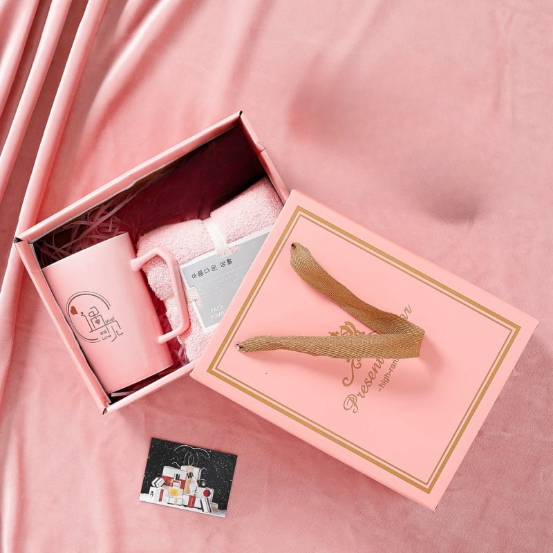 Κεραμικό φλιτζάνι, πενταμελής δώρο σετ σε κουτί δώρου, κυλινδικού σχήματος, με λαβή, κουταλάκι και κορδόνι μεταφοράς