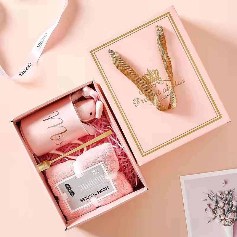 Κεραμικό φλιτζάνι, πενταμελής δώρο σετ σε κουτί δώρου, κυλινδικού σχήματος, με λαβή, κουταλάκι και κορδόνι μεταφοράς