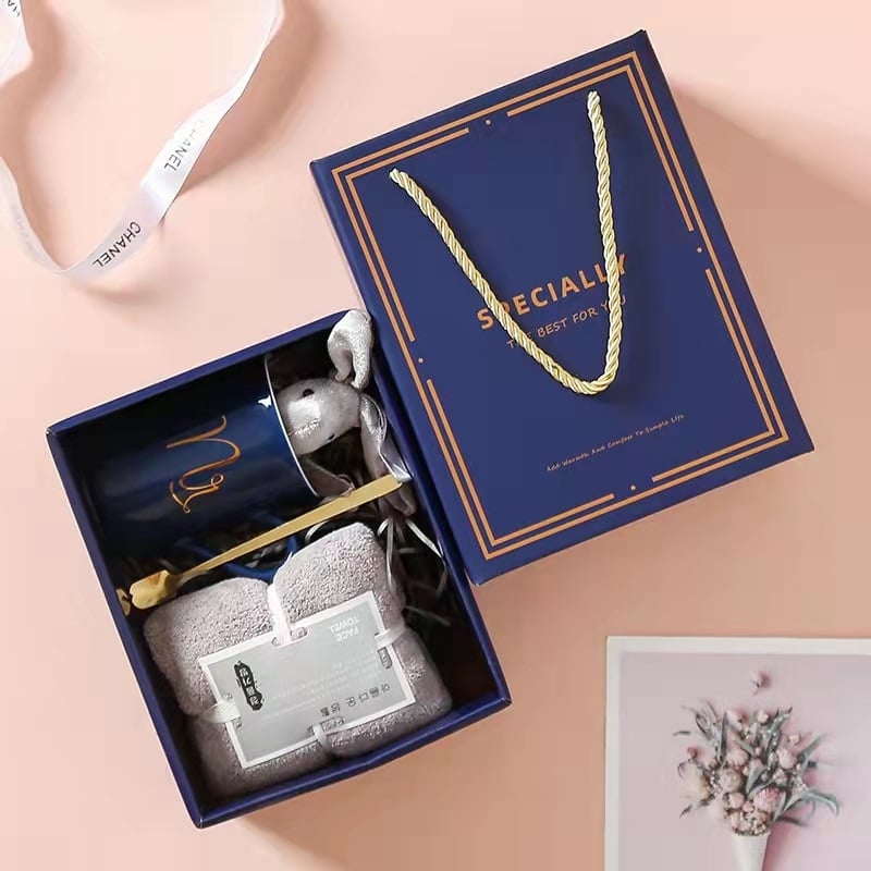 Κεραμικό φλιτζάνι, πενταμελής δώρο σετ σε κουτί δώρου, κυλινδικού σχήματος, με λαβή, κουταλάκι και κορδόνι μεταφοράς