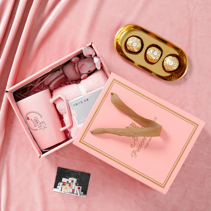 Κεραμικό φλιτζάνι, πενταμελής δώρο σετ σε κουτί δώρου, κυλινδικού σχήματος, με λαβή, κουταλάκι και κορδόνι μεταφοράς