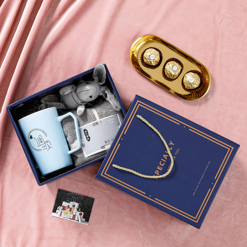 Κεραμικό φλιτζάνι, πενταμελής δώρο σετ σε κουτί δώρου, κυλινδικού σχήματος, με λαβή, κουταλάκι και κορδόνι μεταφοράς