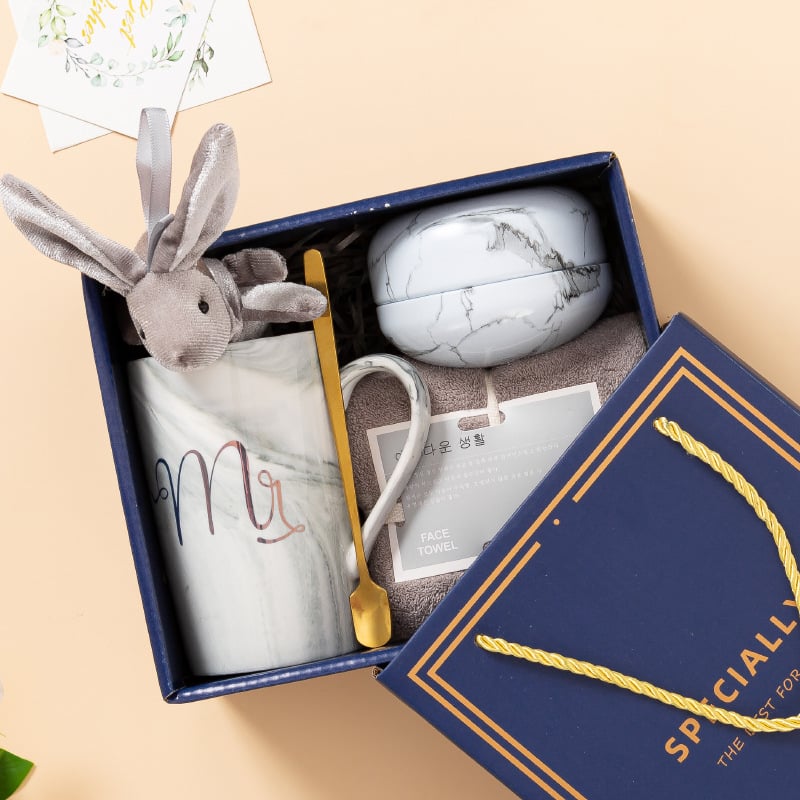 Κεραμικό φλιτζάνι, πενταμελής δώρο σετ σε κουτί δώρου, κυλινδικού σχήματος, με λαβή, κουταλάκι και κορδόνι μεταφοράς