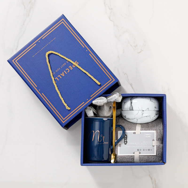 Κεραμικό φλιτζάνι, πενταμελής δώρο σετ σε κουτί δώρου, κυλινδικού σχήματος, με λαβή, κουταλάκι και κορδόνι μεταφοράς