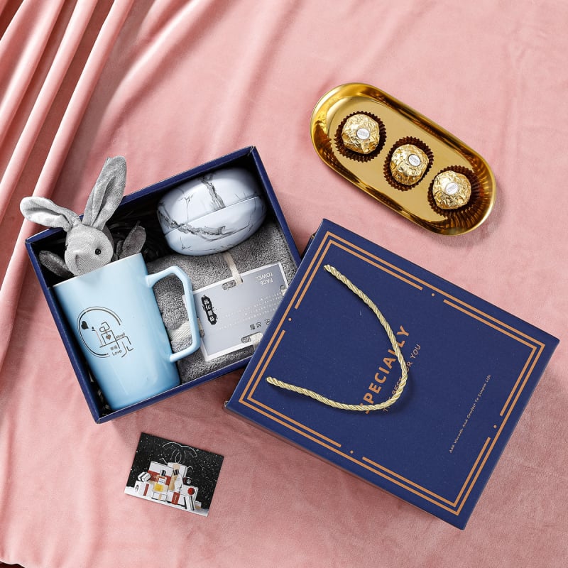 Κεραμικό φλιτζάνι, πενταμελής δώρο σετ σε κουτί δώρου, κυλινδικού σχήματος, με λαβή, κουταλάκι και κορδόνι μεταφοράς