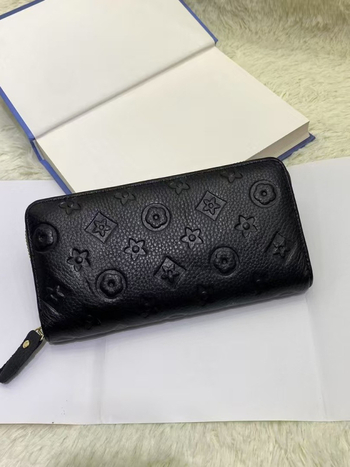 Portofel de damă din piele naturală, lung, din piele de vită de prim strat, model în carouri, căptușeală din piele de miel — Primăvara 2024